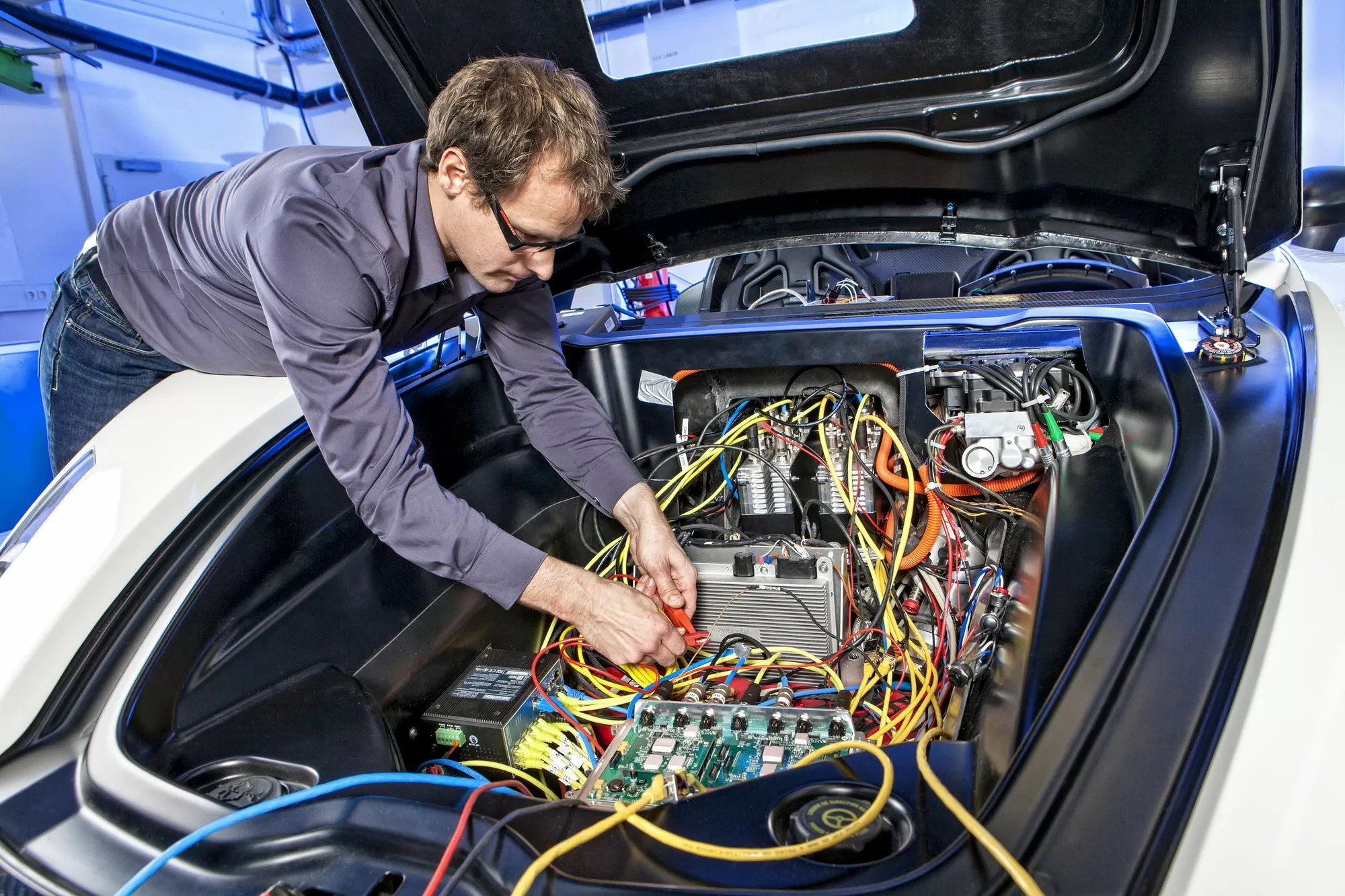 Как выглядит ремонт электроники автомобиля на разных типах двигателя?