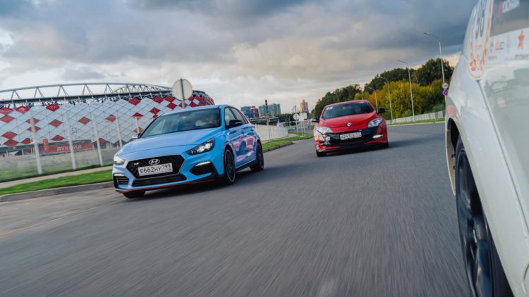 Hyundai Veloster N и Volkswagen Golf R сравнили в гонке по прямой