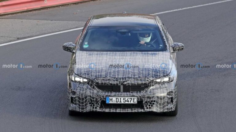 Новые шпионские снимки BMW i5 запечатлели испытания электроседана на Нюрбургринге