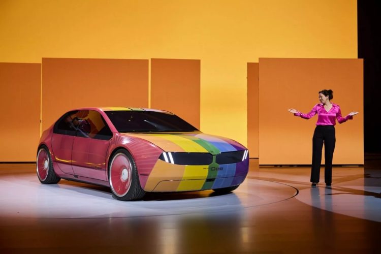 Представлен BMW i Vision Dee, способный менять цвет кузова