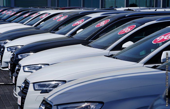 ACEA: в Евросоюзе продажи новых автомобилей в 2022 году упали до минимума с 1993 года