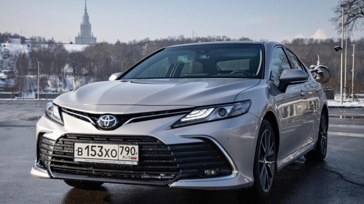 В Москве седан Toyota Camry китайского производства продают дешевле российского