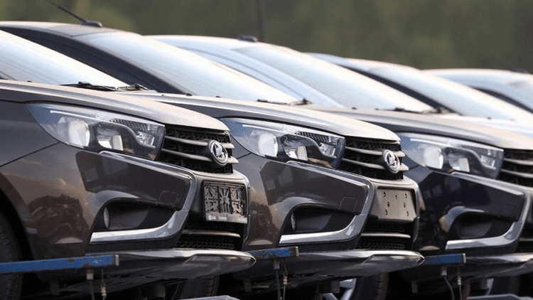 АвтоВАЗ поднимает цены на автомобили Lada