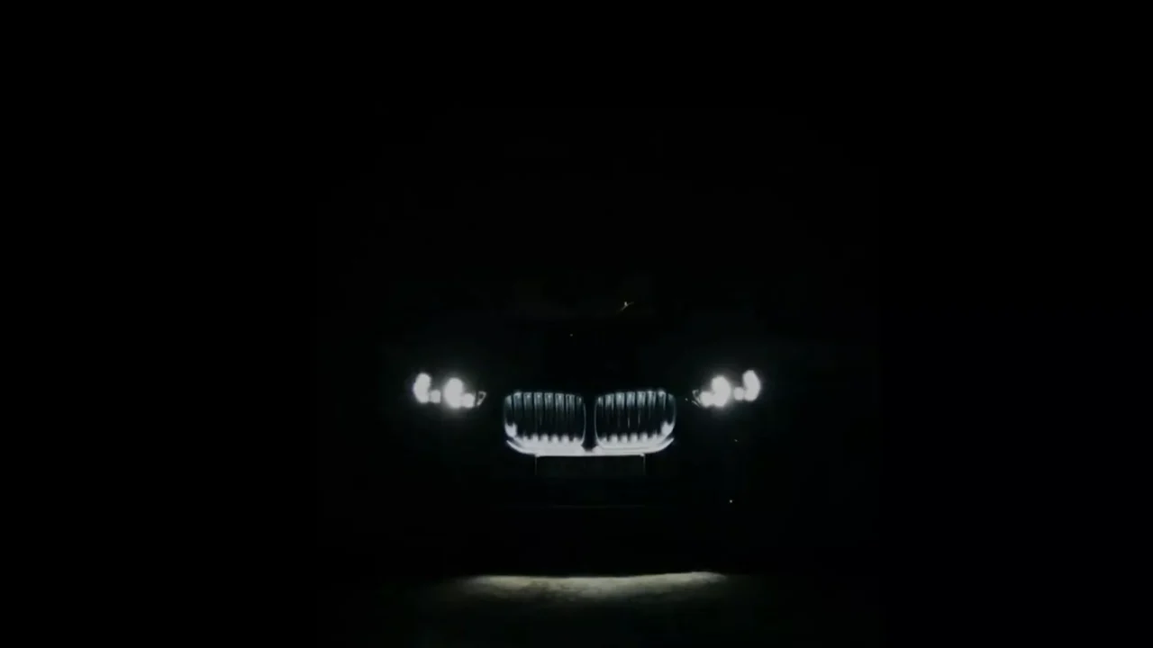 BMW приоткрыла внешность обновленного X5