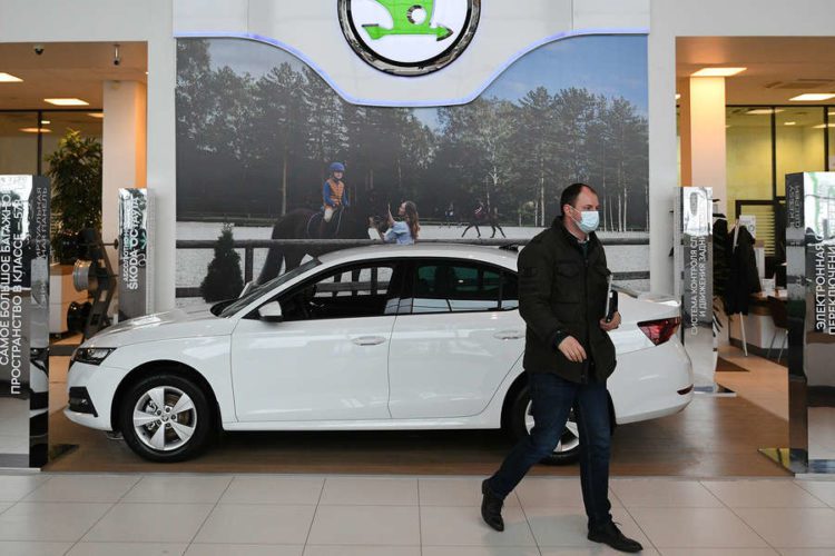 Российские дилеры перестали навязывать допуслуги при покупке автомобилей