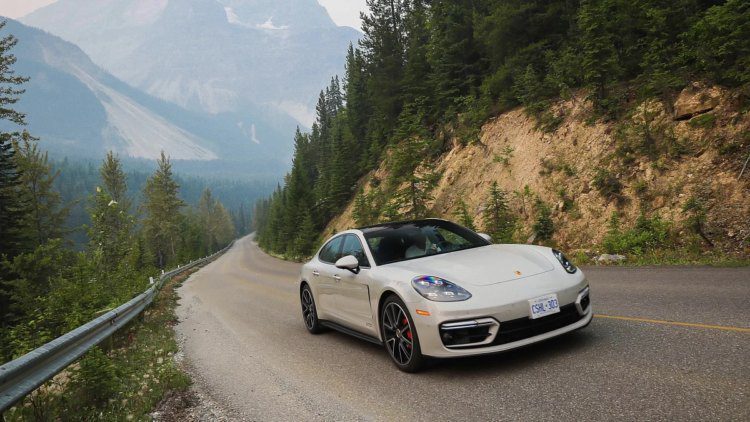 В Китае дилер Porsche по ошибке выставил Panamera за 18 000 долларов вместо 148 000 долларов