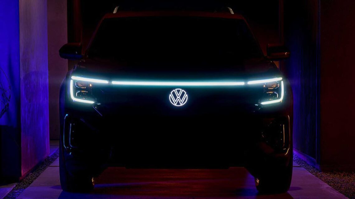 Компания Volkswagen представила на тизере обновленный кроссовер Volkswagen Atlas