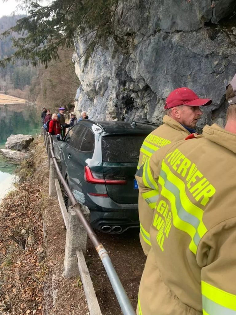 В Австрии 77-летний водитель Alpina B3 Touring застрял на пешеходной тропе, следуя GPS-навигатору