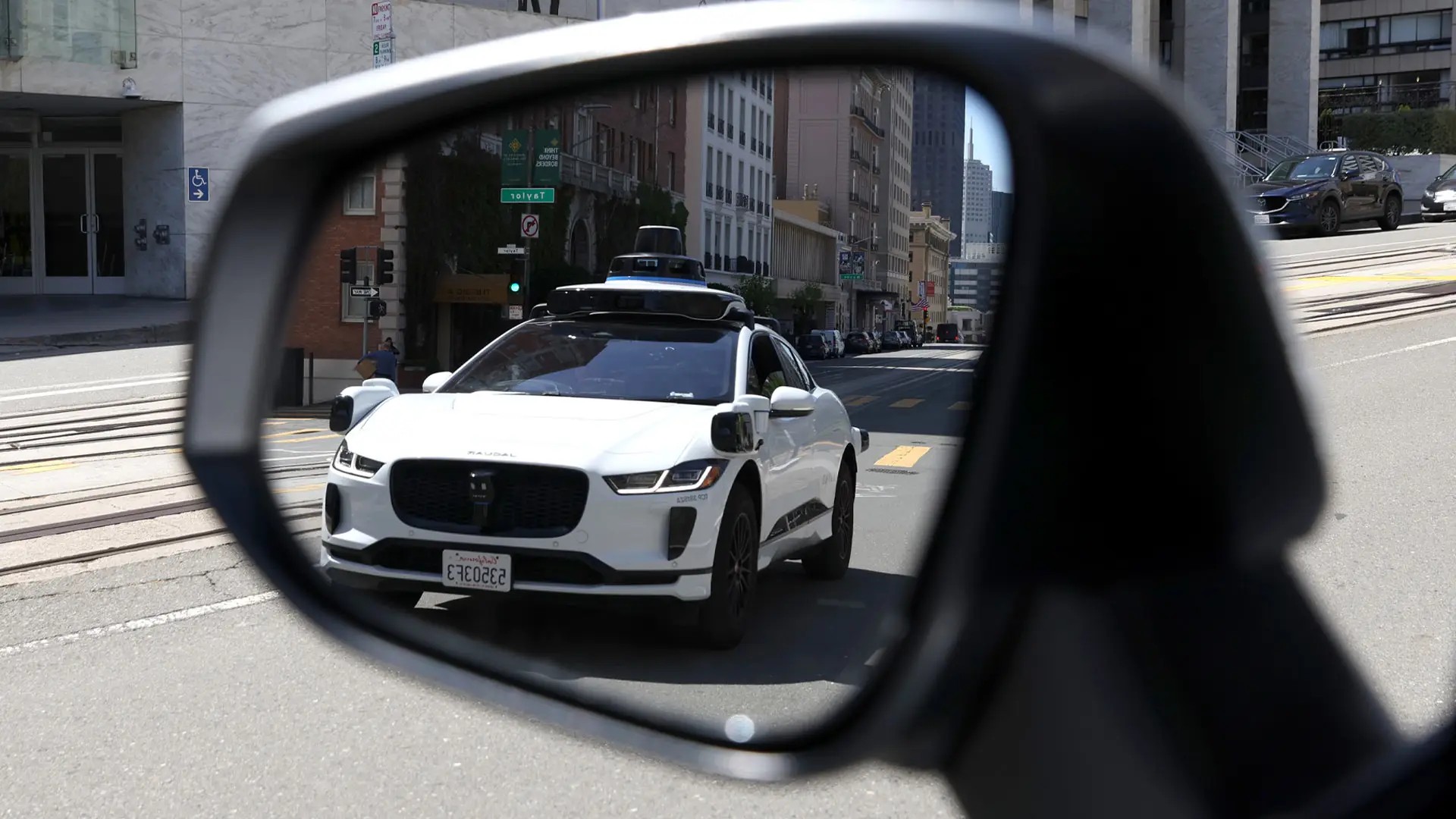 По данным опроса, две трети американцев боятся технологии автономного вождения автомобилей