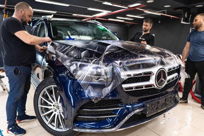 Оклейка Mercedes GLS и E W213 антигравийной полиуретановой пленкой в Москве