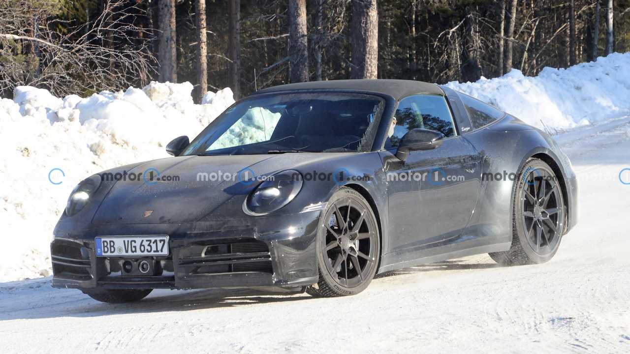 Компания Porsche вывела на испытания обновленный спорткар Porsche 911 Targa