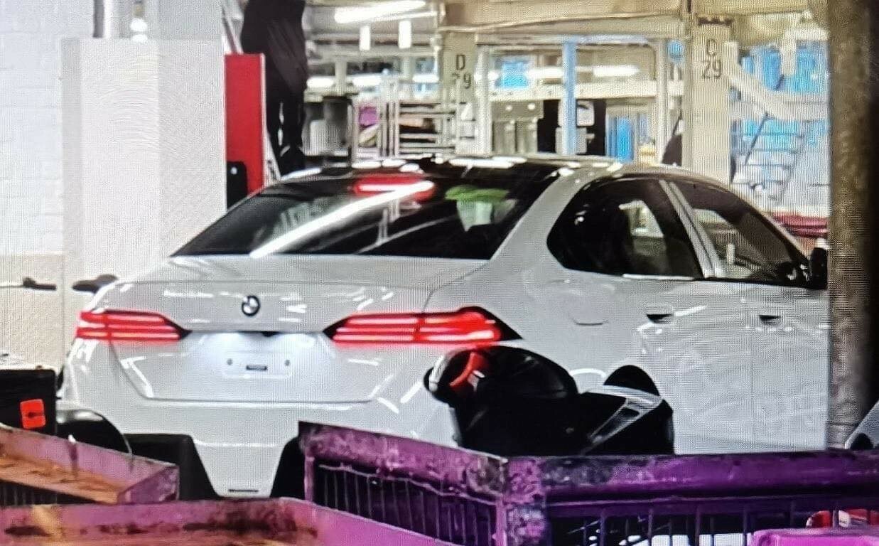 BMW 5-Series 2024 "засветился" на фото без маскировки