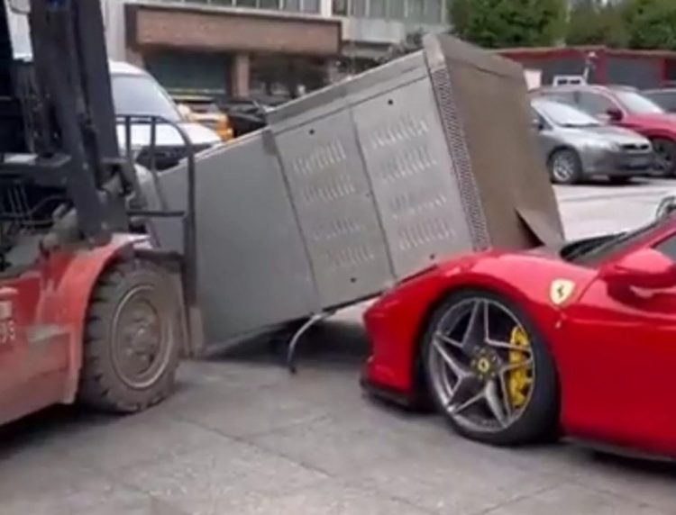 На Ferrari F8 Tributo уронили духовку