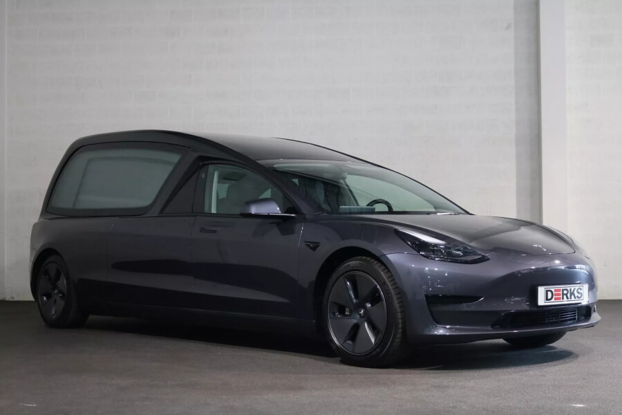 Tesla Model 3 стала идеальным катафалком для любителей экологии