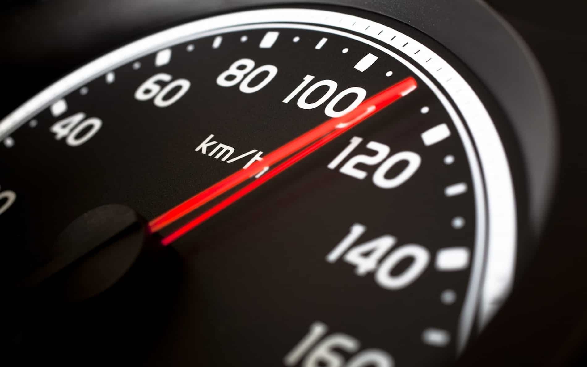 Спидометр автомобиля занижает скорость: почему так происходит