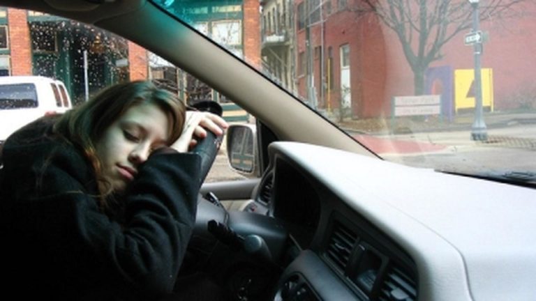 Как не заснуть за рулем в дороге: советы дальнбойщиков