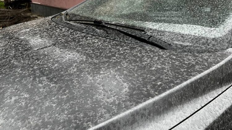 Почему после дождя машина покрывается пылью, и как этого избежать