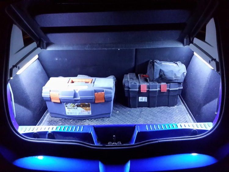 Купить подсветку багажника. Подсветка багажника Рено Сандеро. Освещение багажника Сандеро 2. Подсветка багажника в авто. Светодиодная подсветка в багажник автомобиля.