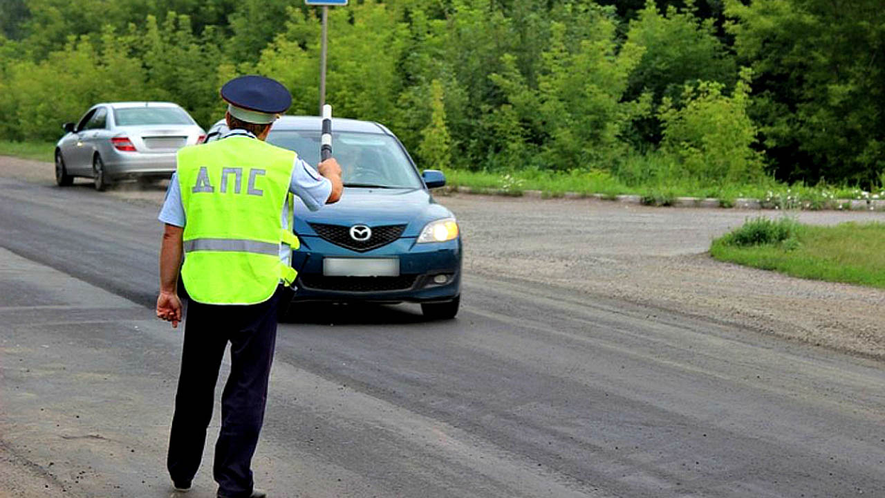 ГИБДД начала штрафовать водителей на 30 тысяч рублей за езду без прав