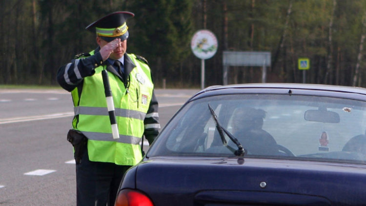 ГИБДД начала штрафовать некоторых водителей за управление автомобилем с механической КПП