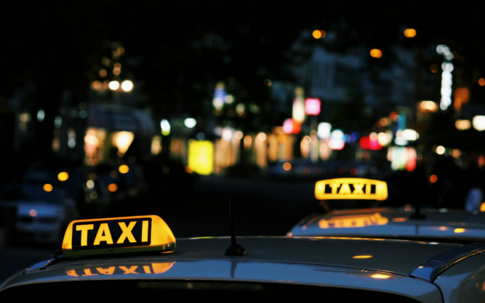 В России могут запретить долгую стоянку такси в жилой зоне