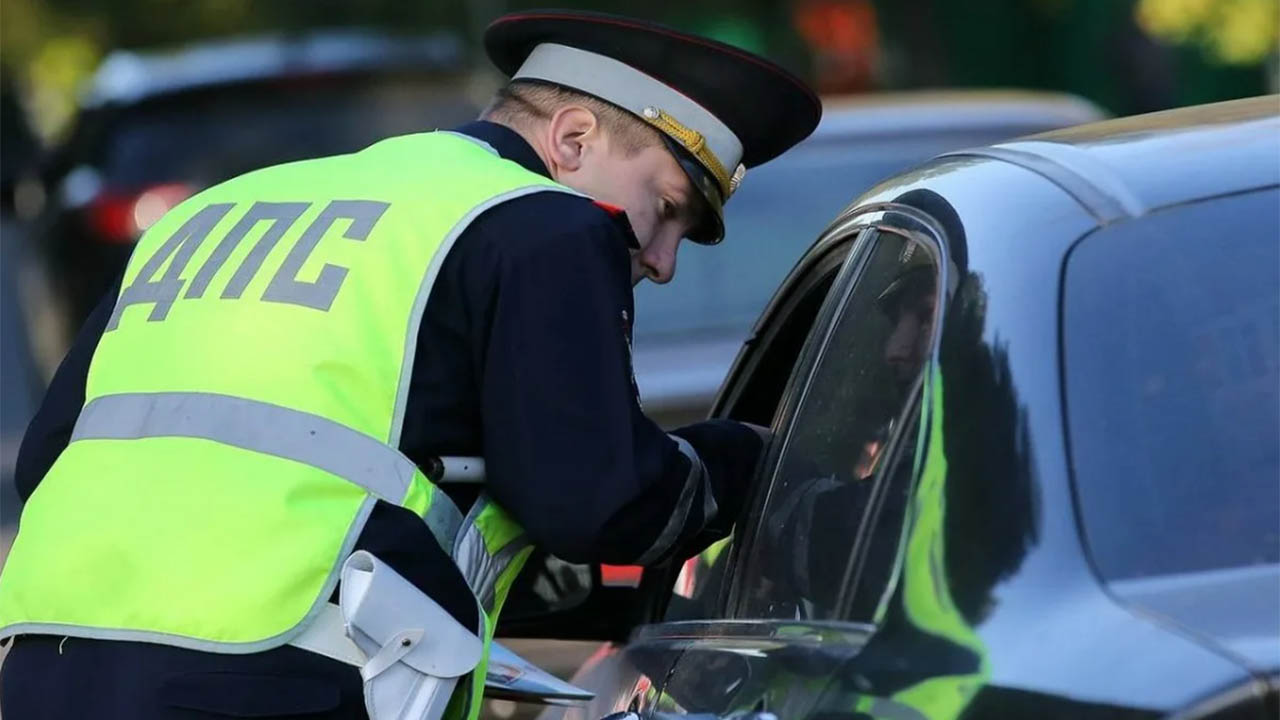Инспекторы ГИБДД начали заглядывать в салон автомобиля, чтобы оштрафовать водителя