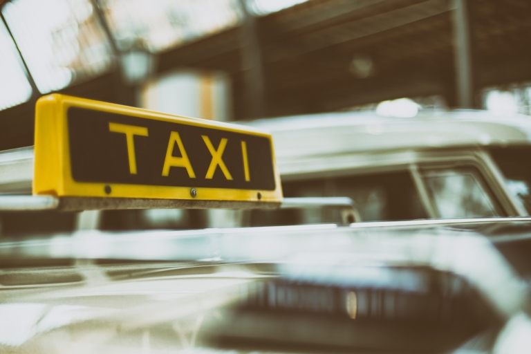 По мнению руководителей таксопарков, внедрению электрокаров в такси мешают много факторов