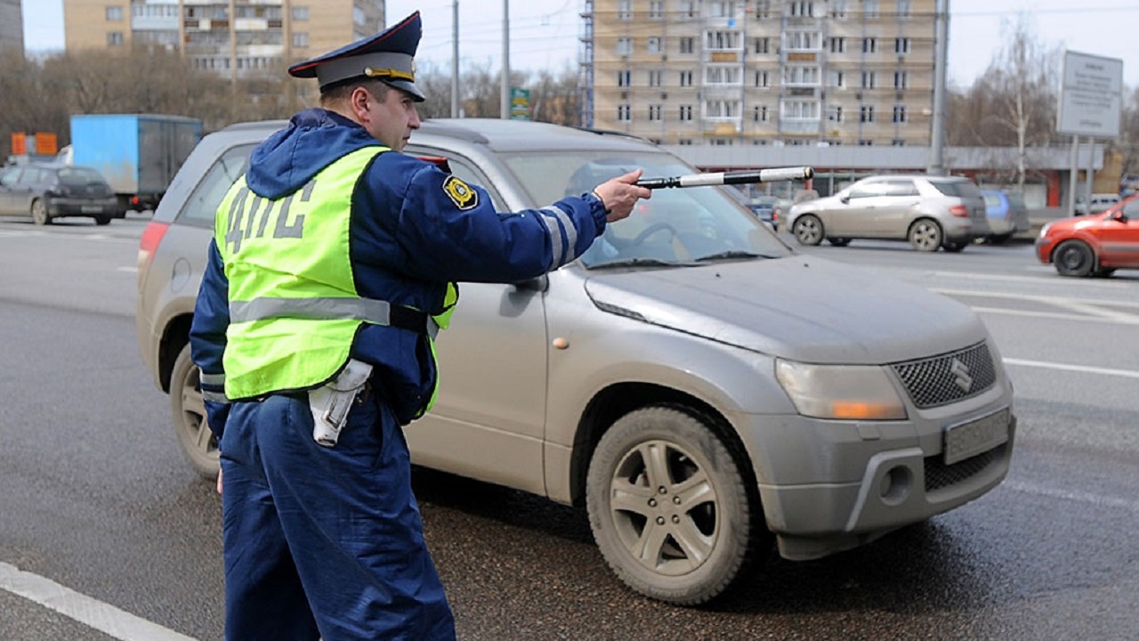 ГИБДД начала штрафовать водителей за грязное лобовое стекло