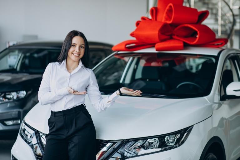 Эксперты НТВ дали советы о покупке автомобиля для девушек в качестве подарка
