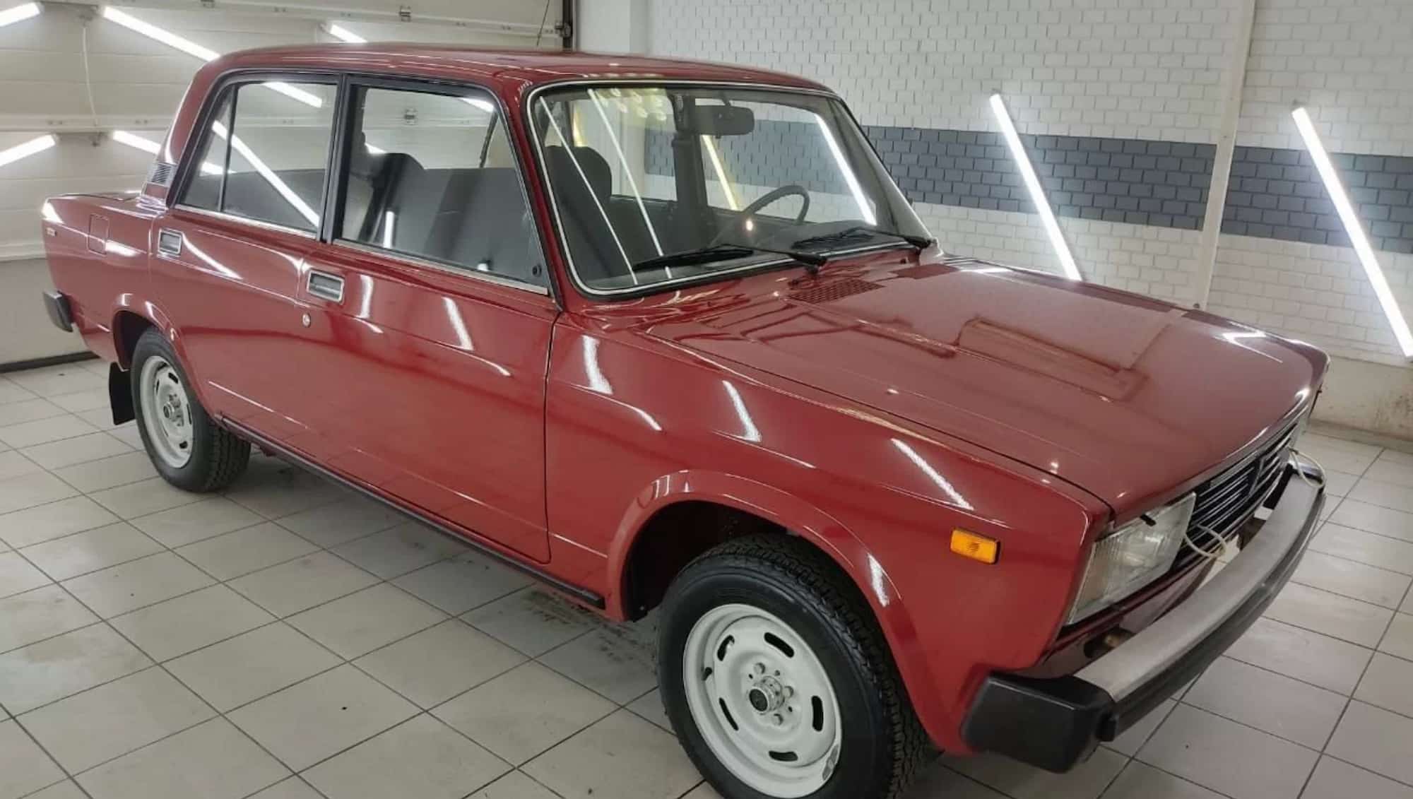 На продажу выставили экспортный ВАЗ-2105, простоявший в гараже 30 лет: он стоит как новая Lada Vesta