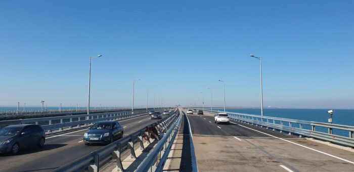 На Крымском мосту возобновили движение автотранспорта