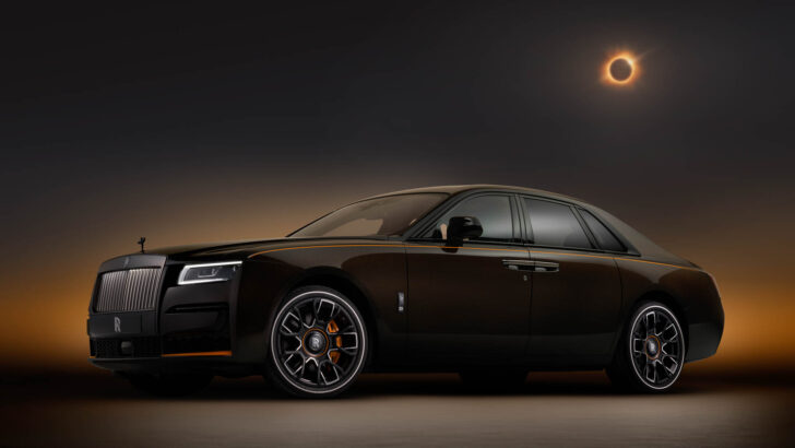 Rolls-Royce представил спецверсию Black Badge Ghost в честь солнечного затмения