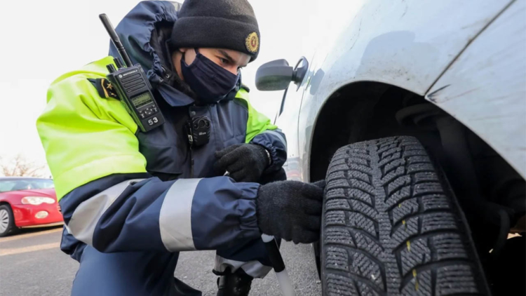 В ГИБДД назвали давление в шинах, которое поможет избежать аварий зимой