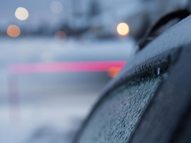Автоэксперт назвал пять ошибок водителей в ледяной дождь