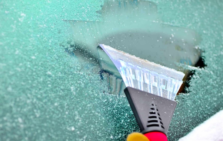 Раскрыт лайфхак, как за копейки очистить лобовое стекло машины от наледи без скребка