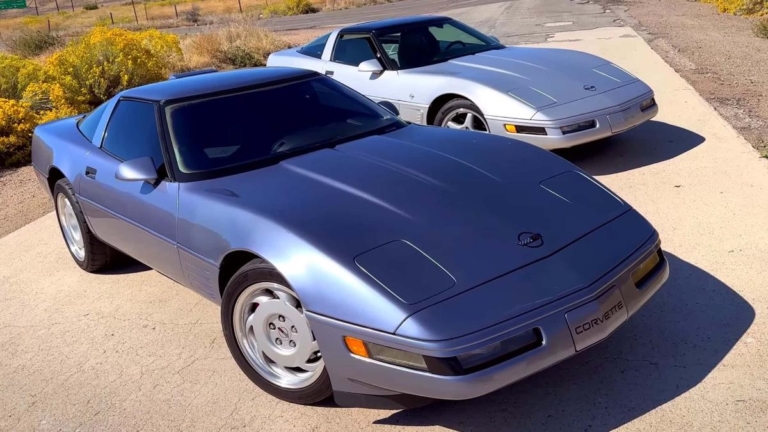 “Гонка из прошлого” – два старых Chevy Corvette поколения C4 соревнуются между собой