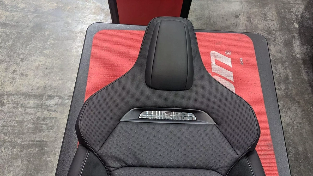 Новые массивные спортивные сиденья Tesla представлены на просочившемся в Сеть изображении