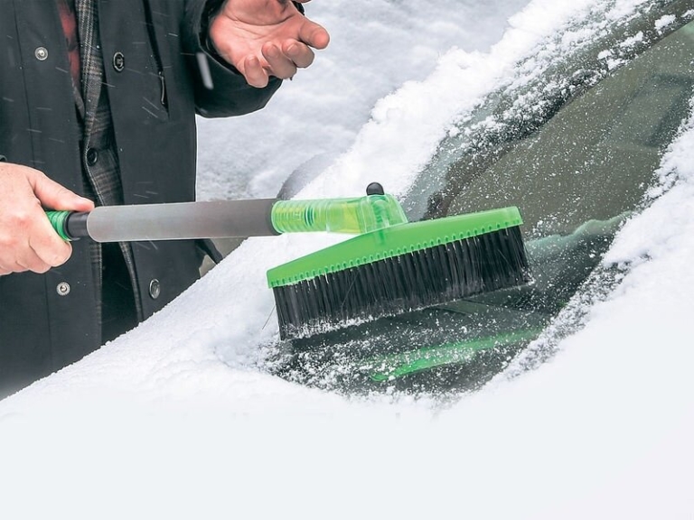 Автомобильная щётка для снега: как правильно выбрать