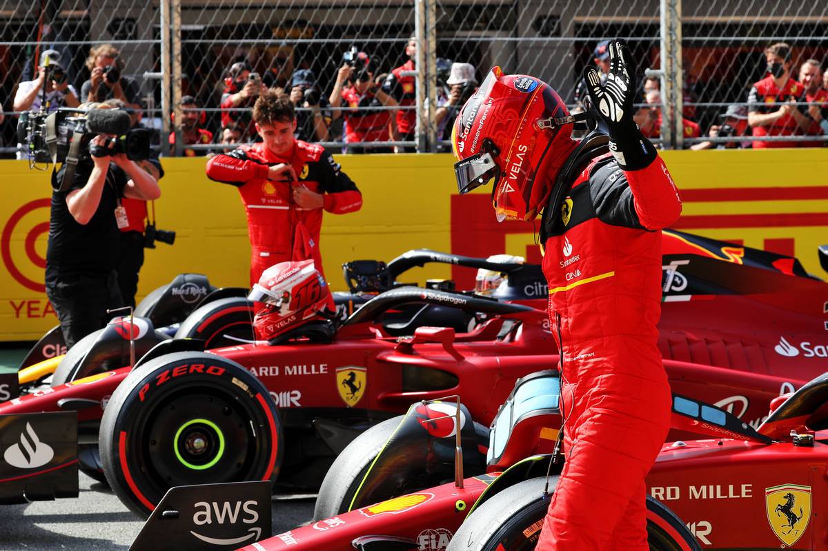 Источник: Ferrari предложила Леклеру и Сайнсу разные условия контракта