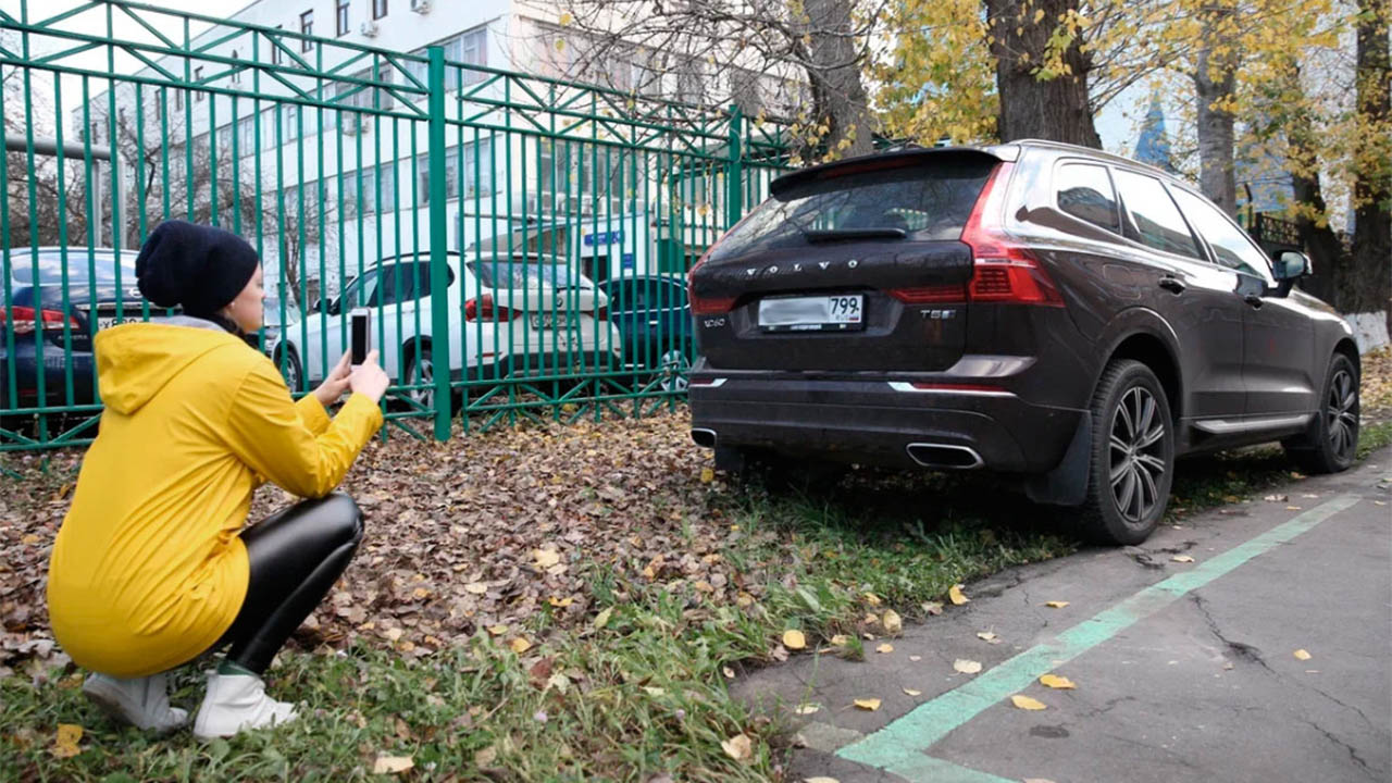 В ГИБДД раскрыли, зачем студенты и школьники массово фотографируют машины во дворах