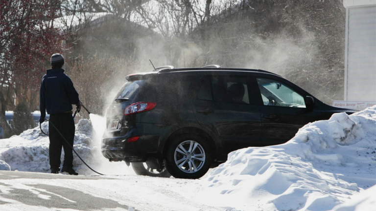 Fit Service: в полостях автомашин копятся десятки килограммов льда после снегопада