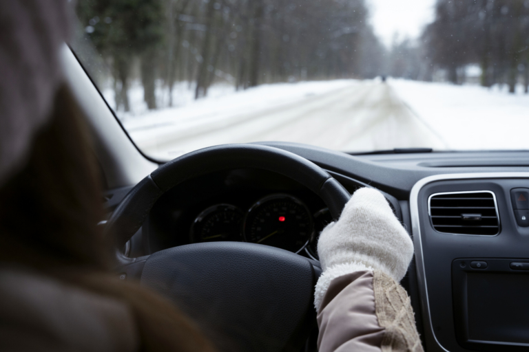 Российским автовладельцам рассказали, нужно ли прогревать машину зимой: все подробности