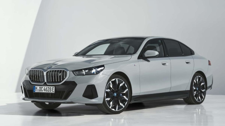 У дилеров в России появились в продаже новые седаны BMW 5-Series за 10,8 млн рублей