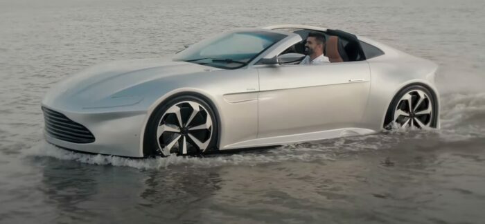 Плавающий Aston Matrin показали на видео