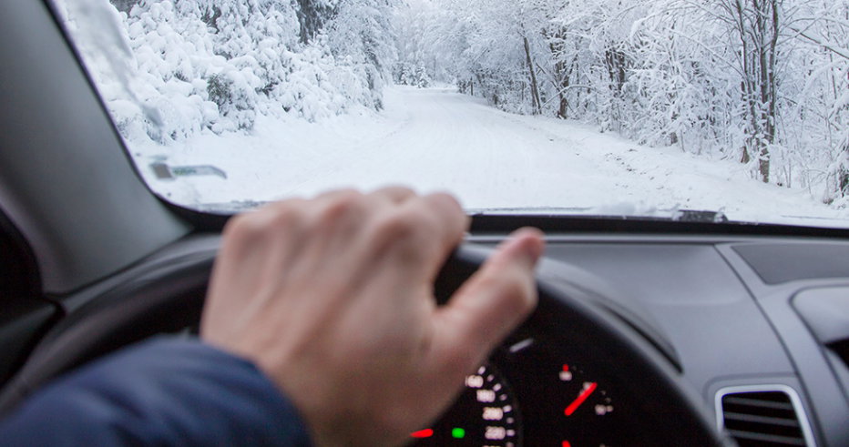 Российским водителям напомнили о правилах безопасной езды зимой