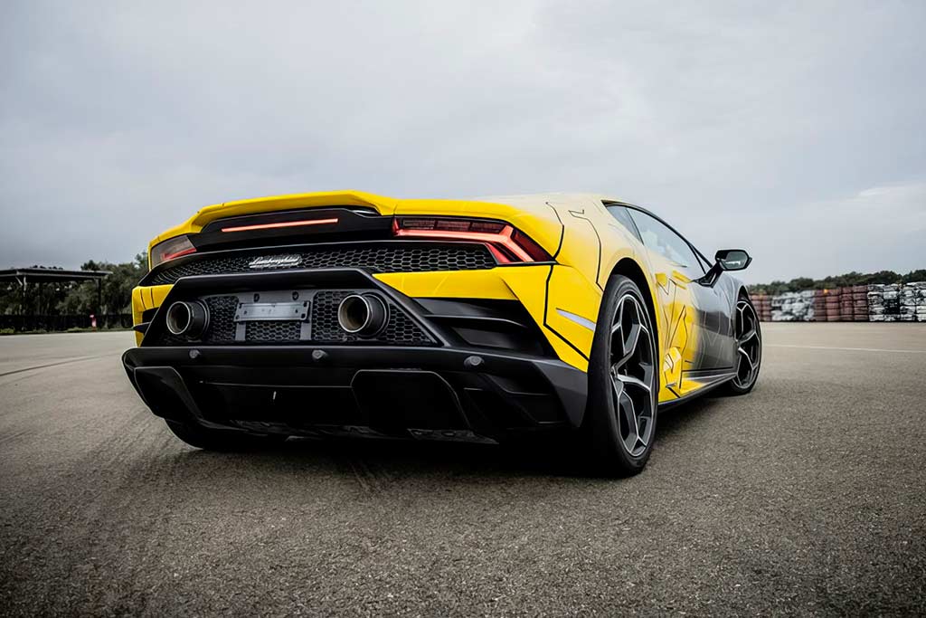 Lamborghini представила систему AWC, позволяющую менять углы установки колес прямо на ходу