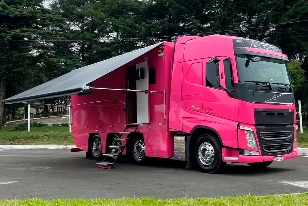 Бразильские тюнеры представили розовый кемпер на базе тягача Volvo FH 460