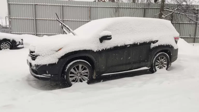 Как отчистить автомобиль от снега без повреждений