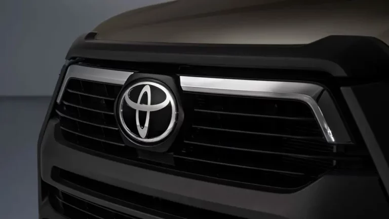 Модельная линейка Toyota Hilux пополнилась «мягким» гибридом