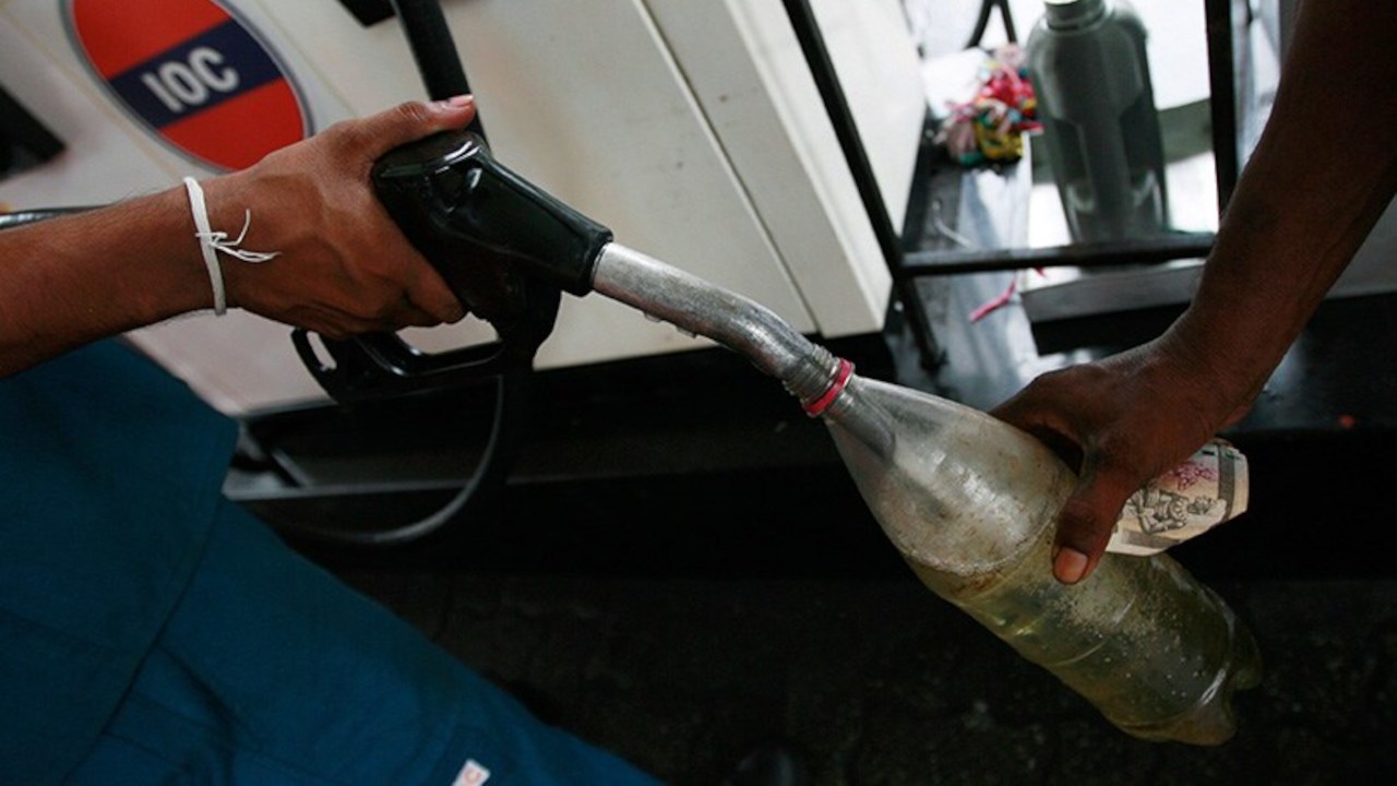 В ГИБДД объяснили, почему нельзя перевозить бензин в пластиковой таре